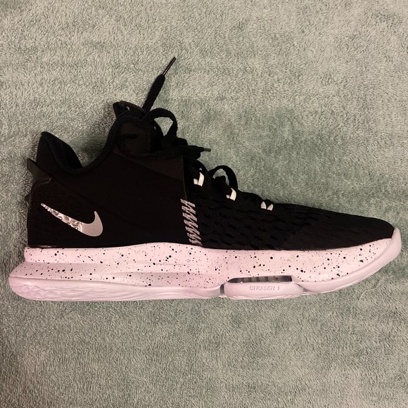 (SOLD) NWOB Nike Lebron "Witness 5" Shoes - Picture 4 of 11